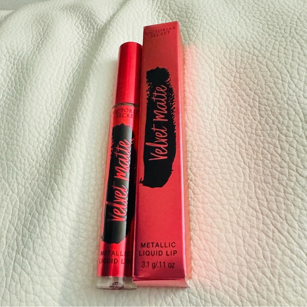 Victoria's Secret Velvet Matte Liquid Lip in Fiery Pink - Picture 2 of 4